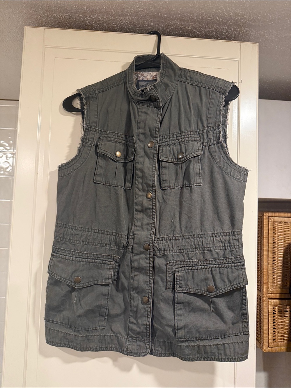 Ambition Sleeveless Utility Cargo Vest in green size small 8:3